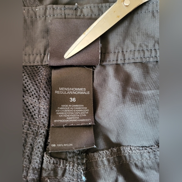 The North Face Men Grey Shorts, Size 36 - Picture 7 of 7